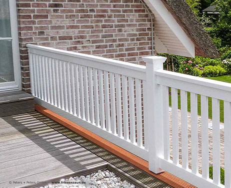 Weißes Holzgeländer für Balkon + Dachterrasse - dauerhaftes Hartholz - Anfertigung nach Maß - Geländer mit nostalgischem Satteldach + Pfosten.