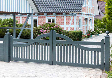 Gartentor Dopeltor LUXUS - das klassische Friesentor mit Kugelpfosten und elektrischem Torantrieb