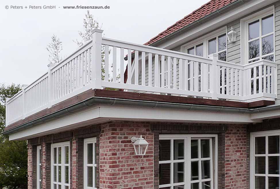 Große Dachterrasse mit einem weißen Holzgeländer Balkongeländer von Peters + Peters
