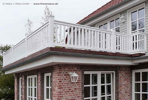 Große Dachterrasse mit einem weißen Holzgeländer Balkongeländer von Peters + Peters