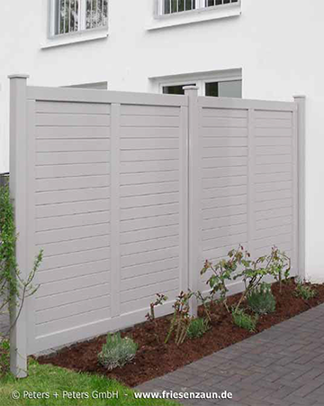 Schützen Sie sich vor unerwünschtem Einblick - die extra massiven Sichtschutzzäune von Peters + Peters werdennach Maß gefertigt - mit Garantie.