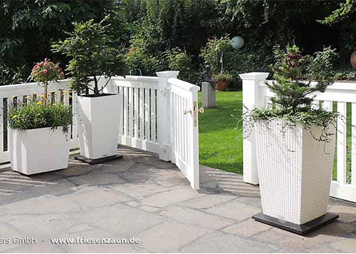 Terrassengeländer - Gartenzaun im Sylter Friesenstil - Maßanfertigung mit massivem Gartenzaun und weißem Einzeltor OHLAND