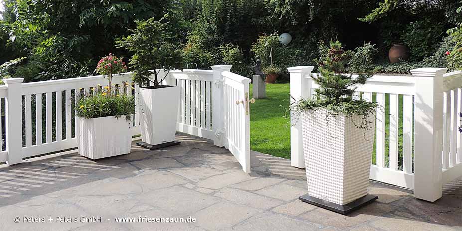 Terrassengeländer - Gartenzaun im Sylter Friesenstil - Maßanfertigung mit massivem Gartenzaun und weißem Einzeltor OHLAND