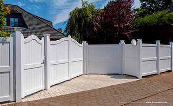 Blickdichte Gartentür aus FSC Hartholz mit Edelstahl-Türgriff + Schloss - Pfosten 14 x 14 und Sichtschutzwand als Maueranschluß.