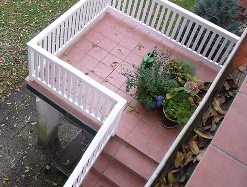 Machen Sie aus Ihrer Treppe in SChmuckstück - ein weißes Treppengeländer wertet jedes Haus auf und gibt einen ansprechenden Rahmen.