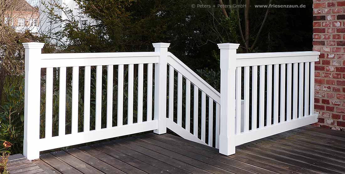 Weißes Treppenländer aus wertvollem Hartholz - Maßanfertigung mit 25 Jahren Garantie.