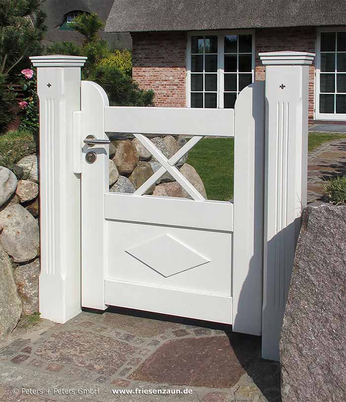 Sylter Gartentor mit Satteldach - Friesentor SCHLESWIG aus dauerhaftem Hartholz - Maßanfertigung von Peters + Peters.
