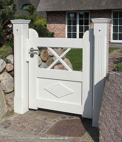 Sylter Gartentor mit Satteldach - Friesentor SCHLESWIG aus dauerhaftem Hartholz - Maßanfertigung von Peters + Peters.