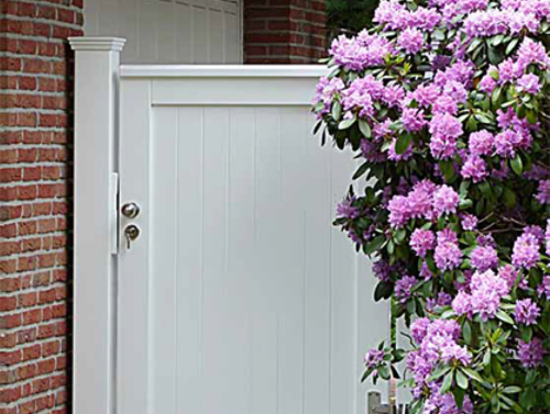 Schutz für Ihren Garten - Sichtschutztore verhindern unerwünschten Einblick und sichern den Zugang zum Haus