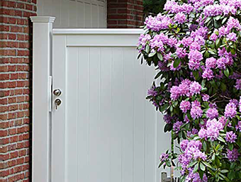 Schutz für Ihren Garten - Sichtschutztore verhindern unerwünschten Einblick und sichern den Zugang zum Haus