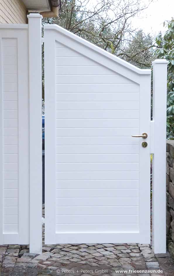 Individuelles Gartentor - Einzeltor Holztor weiß mit blickdichter Füllung als Sichtschutztor.