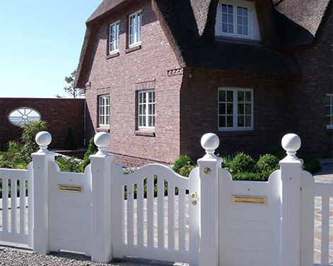 Sylter Gartentor mit Satteldach - Friesentor SCHLESWIG aus dauerhaftem Hartholz - Maßanfertigung von Peters + Peters.