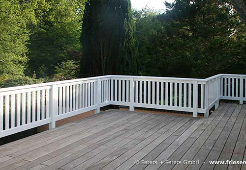 Balkongeländer - Dachterrasse mit Holzdeck und weißem Geländer aus massivem Hartholz - Anfertigung mit 25 Jahren Garantie.
