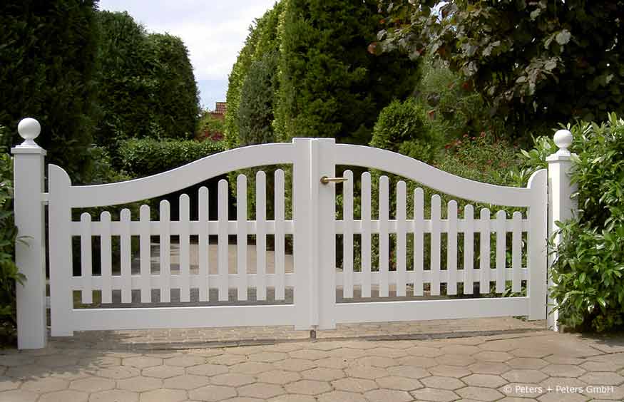 Sylter Gartentor mit Satteldach - Friesentor SCHLESWIG aus dauerhaftem Hartholz - Maßanfertigung von Peters + Peters.